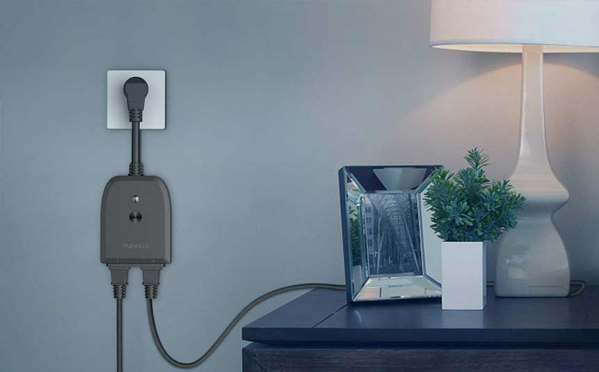 Smart plug connected to wall socket with lamp plugged in